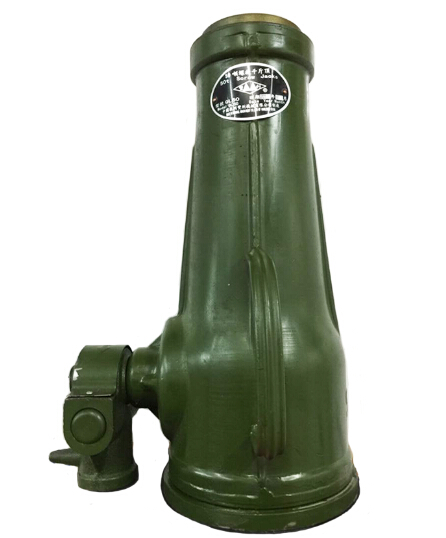 女孩被卷車底 路人抬車施救 只欠千斤頂 女孩被卷車底 路人抬車施救 只欠千斤頂